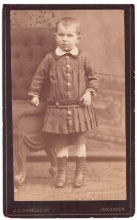 Foto Kind mit Faltenkittel im Fotoatelier