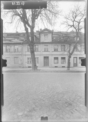 Potsdam, Otto-Nuschke-Straße (Lindenstraße) 46. Wohnhaus. Straßenfront (Teilansicht)