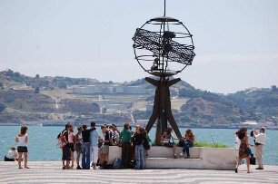 Lissabon - Weltkugel am Tejo : Lissabon. Weltkugel vor dem Entdecker-Denkmal am Tejo-Ufer, aufgenommen 2006