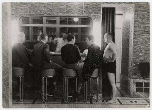 Die Bar im Schwimmbad auf dem Schnelldampfer "Bremen"