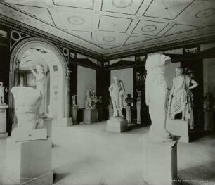 Dresden. Japanisches Palais. Saal 4, Antikensammlung, Saal der Pallas Parthenos, Raumgestaltung von Gottfried Semper