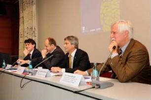 Pressekonferenz. Kai Schulz, Pressesprecher der Stadt Dresden, Dirk Hilbert, Erster Bürgermeister Dresdens, Prof. Dr. Hans Müller-Steinhagen, Rektor der TU Dresden, und Prof. Dr. Thomas Bürger, Generaldirektor der SLUB, beantworten Fragen