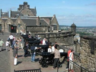Königsschloss : Touristen auf der Aussichtsterrasse des Schlosses Edinburgh. Aufgenommen im Juni 2005. Foto Uwe Gerig