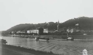 Begegnung der Personen-Seitenraddampfer "Salesel" (1894; Werft (Dresden-)Blasewitz) und "Rathen" (1911; Werft (Dresden-)Laubegast) oberhalb der Anlegestellen : Bad Schandau. Begegnung der Personen-Seitenraddampfer "Salesel" (1894; Werft (Dresden-)Blasewitz) und "Rathen" (1911; Werft (Dresden-)Laubegast) oberhalb der Anlegestellen. Blick vom linken Ufer über die Elbe (stromab) auf Stadtkirche und Hotelbauten