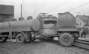 Rammung eines Tanklastzugs durch einen Gliedertriebwagen der AVG am Seehof bei Ettlingen.