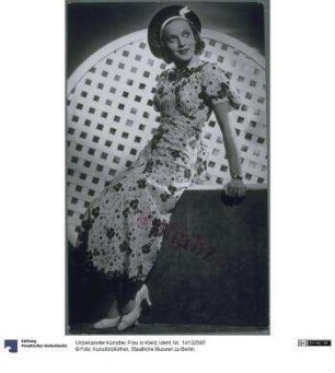 Frau in Kleid