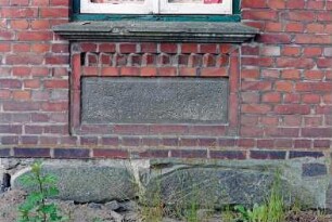 Am Markt (10): traufständiges Backsteingebäude mit umlaufendem Gesims: Straßenfront: Detailaufnahme: Fensterschürze: Feldsteinfundament