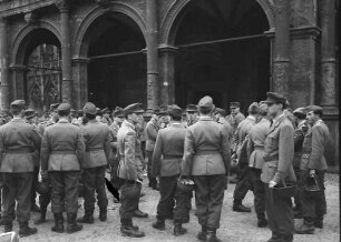 Freiburg: Vereidigung [Gelöbnis] bei der 12. Panzerdivision; Rekruten vor dem Münster