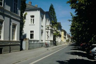 Allee, Häuser und Autos an der Allee, Detmold; farbig