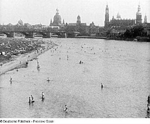 Szene aus dem Dokumentarfilm "Sommer an der Elbe": Badeleben zwischen Augustus- und Marienbrücke