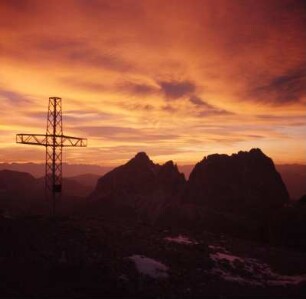 Langkofel bei Sonnenuntergang : Langkofel bei Sonnenuntergang mit Gipfelkreuz