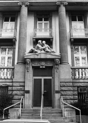 Eingangsportal, Krankenhaus Sachsenhausen; Frankfurt, Schifferstraße 78, Schifferstraße 80, Schifferstraße 82