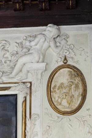 Stuckreliefs mit Puttendarstellungen — Putto, auf einer Ziege reitend