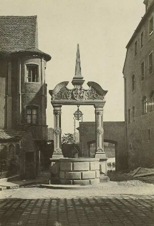 Regensburg, Alter Ziehbrunnen : Regensburg. Alter Ziehbrunnen