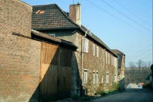großes Rolltor als Hofzufahrt, Hausfassaden