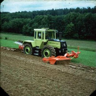 Fotografie: Wendende Bodenbearbeitung, Bodenfräse, Systemtraktor, Heckanbau, Frontanbau
