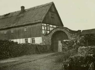 Miltitz, Gehöft. Vorrat an Brennholz vor dem Tor