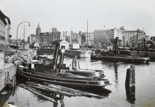 Berlin, Mühlendammschleuse mit Kanalschleppern, Blick von der Münze zum Märkischen Ufer : Berlin, Kanalschlepper