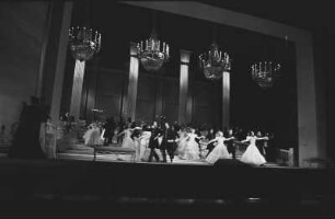 Szenenbilder aus "Eugen Onegin", Oper von Peter Tschaikowski. Deutsche Staatsoper Berlin, Generalprobe (?) 26.02.1975 (Premiere 27.02.1975)