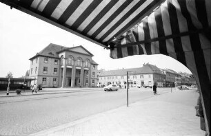 Kehl: Rathaus; unter Markise mit Hauptstraße
