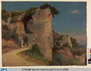 Weg mit Torbögen bei Tivoli