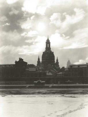 Dresden-Altstadt. Blick vom Neustädter Ufer über die Elbe zur Frauenkirche