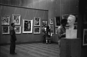 Bukarest: Dalles Saal: Salon official 1944, Saal mit Gemälden