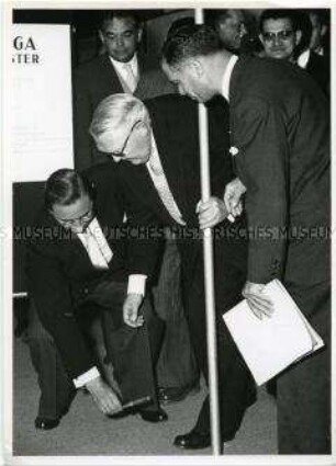 Wirtschaftsminister Ludwig Erhard auf der Industrieausstellung in Berlin