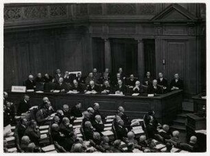 Zentralverband des Deutschen Bank- und Bankiergewerbes im Plenarsaal des Reichstages, Aufnahme der Sitzungsteilnehmer, Berlin. 1. Reihe von rechts: Heinrich Brüning, Hans Luther, Dr. Schreiber, Dr. Steiger, Dr. Joel, Dr. Trendelenburg, Dr. Jänisch; 2. Reihe von rechts: Dr. Pünder, Dr. Zarden, Dr. Weiß, Dr. Kaisenberg, Graf Schwerin von Krosigk, Roeder, von Hammerstein