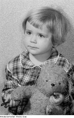 Portrait eines Mädchens mit einem Kuscheltier