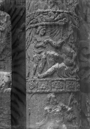 Pfeiler mit Relief: Zwei Satyre und der betrunkene Dionysos?