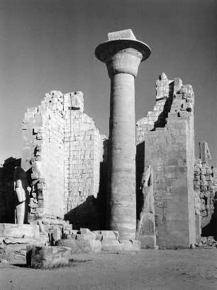 Karnak. Amun-Bezirk. Hof des zweiten Pylons (1075ante/945ante)