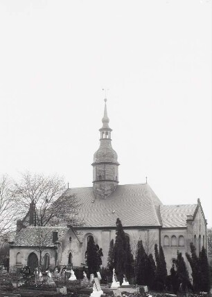 Vielau, Dorfkirche : Vielau. Dorfkirche. Ansicht über den Kirchhof von Südosten