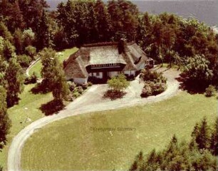 Wohnhaus (Trittauer Straße 28): Luftbild: im Hintergrund der Mönchteich