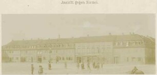Garnison Ludwigsburg, Karlsplatz, Nordansicht, Kinder vor Gebäude