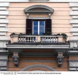 Palazzo mit Portikus an der Piazza Vittorio Emanuele II