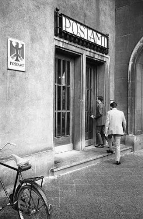 Postamt am Ettlinger Tor im Gebäude der Oberpostdirektion.