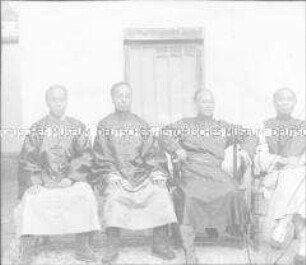 Glasdia von vier wohlhabenden Chinesen?