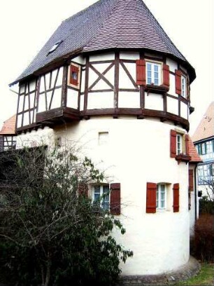 Amtsturm von Südsüdwesten-(auch Bürgerturm genannt - hufeisenförmiger Wehrturm-frühes 15 Jh) in der äußeren Kirchhofmauer - im 19 Jh zu Wohnzwecken umgebaut