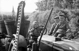 Ihringen: Kinder auf dem Traktor, von vorn