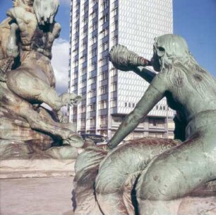 Stuhlmannbrunnen : Hamburg-Altona. Stuhlmannbrunnen (1900). Zentauren kämpfen miteinander