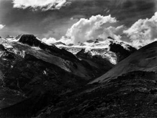 Panorama : Blick von Ancohuma (6427 m), über Cassiri nach Qalsata (4860 m)