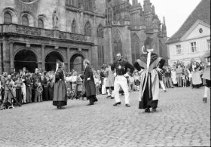 Freiburg: Münsterplatz; Trachtengruppe aus Villingen