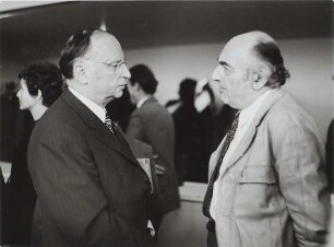 Stefan Heym mit Kurt Hager auf dem DDR-Schriftstellerkongreß 1973