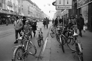 Fußgängerbetrieb auf der Kaiserstraße am ersten verkaufsoffenen "langen Samstag" vor Weihnachten.