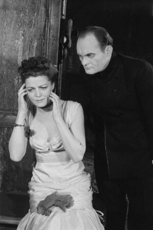 Szenenbilder aus dem Drama "Ein Inspektor kommt" von John Bonyton Priestley im Theater am Schiffbauerdamm Berlin : Szene mit Alfred Schieske als Inspektor Goole