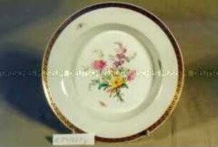 Teller mit Dekor "Laufender Hund", Blumen und Schmetterlingen