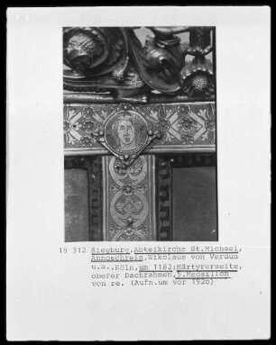 Annoschrein — Dach mit Szenen aus dem Leben des heiligen Anno — Dachschräge der Märtyrerseite — Dachrahmen mit vegetabilen Ornament und Portraitplättchen von Heiligen — Plättchen mit Heiligem