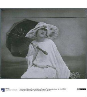 Frau mit Hut von Regina Friedlaender