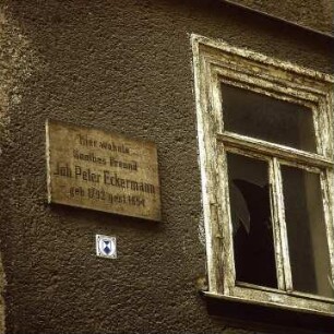 Weimar - Verfall eines denkmalgeschützten Hauses : Das Haus von Goethes Sekretär Eckerrmann steht unter Denkmalschutz, droht aber trotzdem einzustürtzen. Aufgenommen in Weimar 1980